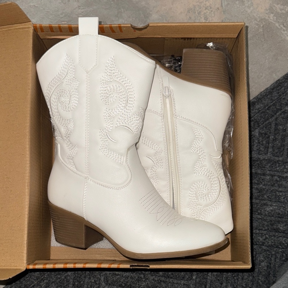 Global Win White Ankle Boots